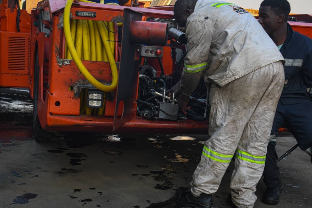 Drill Carrier Rear Manifold & Return Filtration Inspection